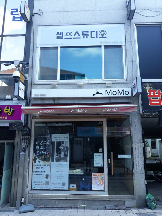 경북 문경시 점촌동 문화의거리에서 빈점포를 무상임대 받아 운영 중인 셀프 스튜디오(위쪽)와 도자기 체험공간.